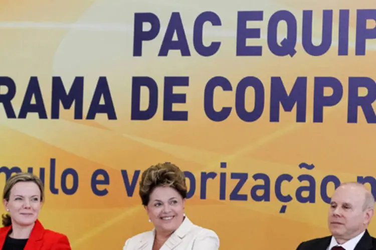 Ministra Gleisi Hoffmann, presidente Dilma Rousseff e ministro Guido Mantega durante cerimônia de Anúncio do PAC Equipamentos
 (Roberto Stuckert Filho/PR)