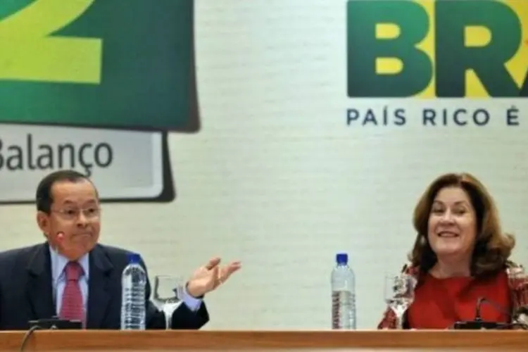 O ministro dos Transportes, Paulo Passos e a ministra do Planejamento, Mírian Belchior, participam da apresentaçao do balanço da segunda etapa do Programa de Aceleração do Crescimento (PAC 2) no primeiro semestre de 2011 (Agência Brasil)