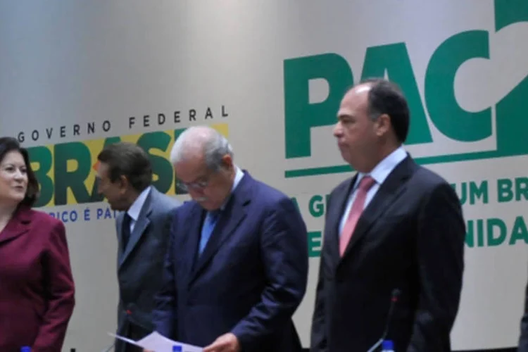 
	Ministros apresentam o 7&ordm; balan&ccedil;o da segunda fase do Programa de Acelera&ccedil;&atilde;o do Crescimento (PAC 2): o governo j&aacute; previa R$ 52 bilh&otilde;es a serem investidos na constru&ccedil;&atilde;o de metr&ocirc;s, monotrilhos, autom&oacute;veis, e outros.
 (Antonio Cruz/ABr)