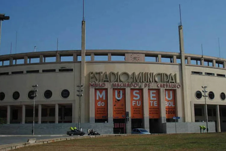 
	Fachada do Est&aacute;dio do Pacaembu: Museu do Futebol, que abriu suas portas h&aacute; cinco anos, &eacute; o &uacute;nico do mundo dedicado exclusivamente ao futebol de um ponto de vista universal
 (Wikimedia Commons)