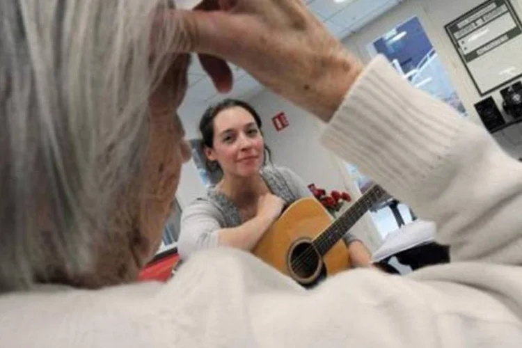 Paciente com Alzheimer: comitê de médicos quer começar a comercialização do produto (Jean-Francois Monier/AFP)