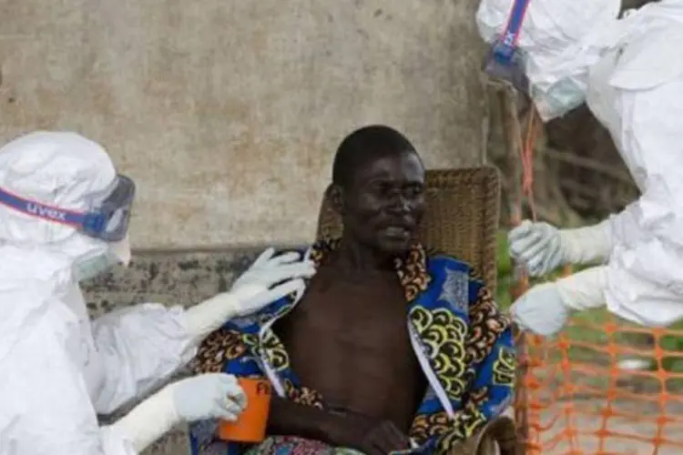 Enfermeira (E) e médico cuidam de paciente diagnosticado com o vírus Ebola (AFP/Arquivo/Christopher Black)
