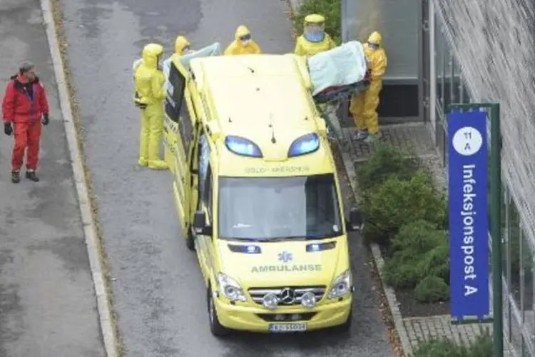 Primeiro paciente norueguês infectado com ebola chega ao Hospital da Universidade de Oslo (Terje Pedersen/AFP)