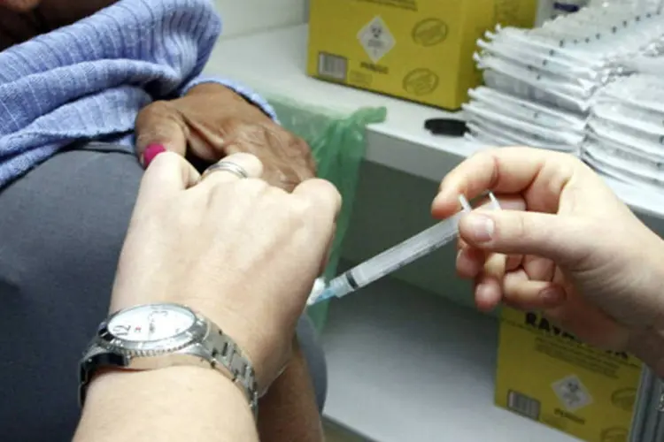Paciente é vacinado em um posto do Sistema Único de Saúde (SUS) (Evandro Oliveira/PMPA)