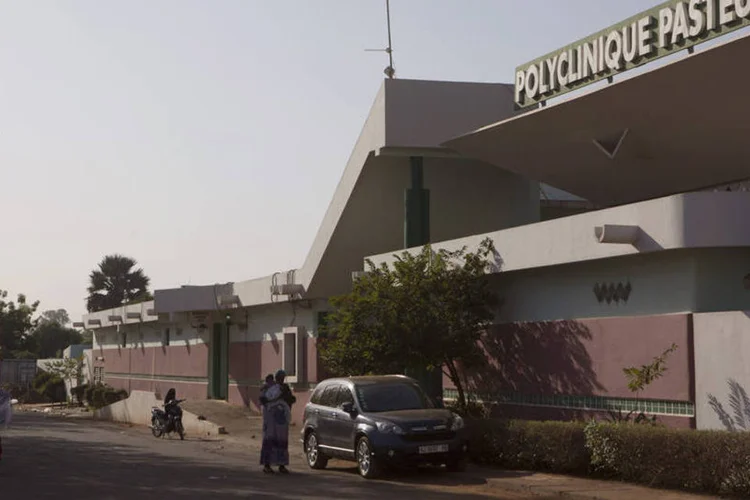 Pacientes em quarentena são vistos no lado de fora da clínica Pasteur, que está isolada, em Bamako, no Mali (Joe Penney/Reuters)