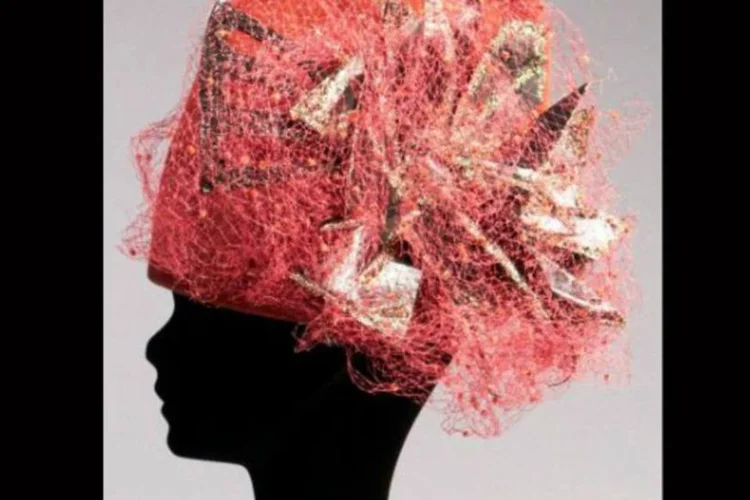 Vestidos, chapéus sóbrios ou futuristas, túnicas de metal, joias dos mais diversos materiais e outros acessórios de Rabanne serão vendidos com uma estimativa mínima total de US$ 180 mil (Divulgação)
