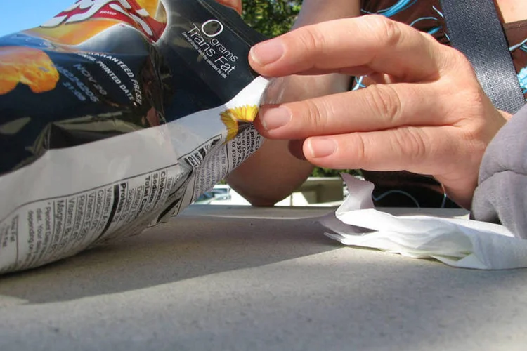
	Mulher comendo batata chips: algoritmo pode "ouvir" atrav&eacute;s das vibra&ccedil;&otilde;es do seu pacote de salgadinho
 (emdot/Flickr/Creative Commons)