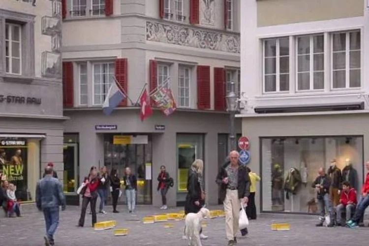 
	&quot;Pacotes ambulantes&quot; na a&ccedil;&atilde;o da Swiss Post, em Lucerna, na Su&iacute;&ccedil;a
 (Reprodução/YouTube)