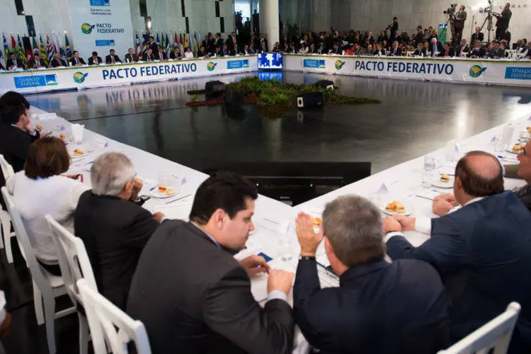 
	Governadores debatem pacto federativo no Congresso
 (Marcelo Camargo/Agência Brasil)