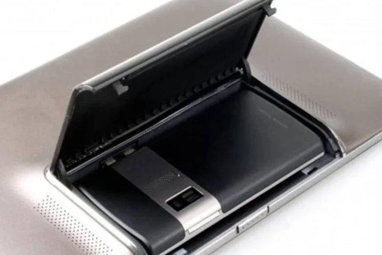 PadFone possui dock para integração entre tablet e smartphone (Divulgação)