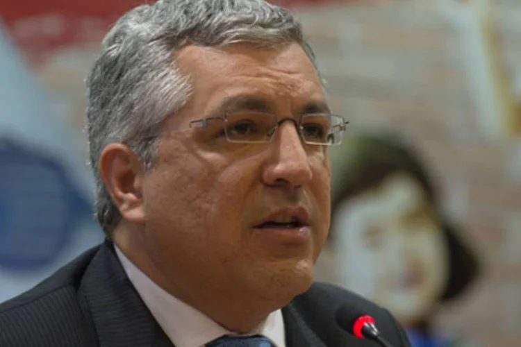 
	&quot;Se tivermos m&eacute;dicos bem formados que queiram atender &agrave; popula&ccedil;&atilde;o onde n&atilde;o conseguirmos brasileiros, vamos buscar atrair m&eacute;dicos dos v&aacute;rios pa&iacute;ses do mundo&quot;, disse o ministro
 (Elza Fiuza/ABr)