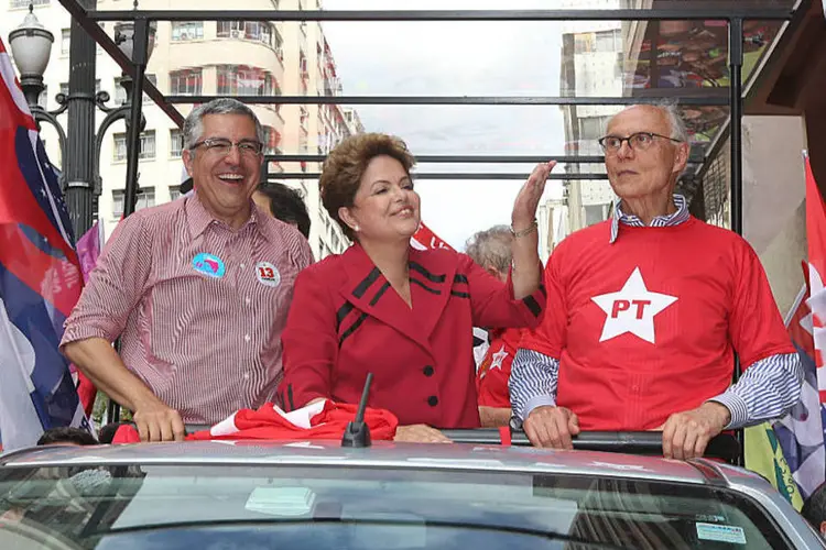 
	Alexandre Padilha, Dilma Rousseff e Eduardo Suplicy no centro de S&atilde;o Paulo: Padilha ainda cr&ecirc; que pode ir ao segundo turno
 (Paulo Pinto/ Analítica)