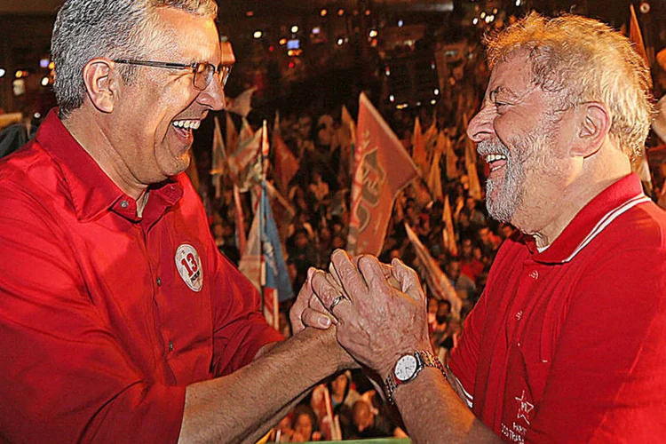 
	Alexandre Padilha e Lula participam de com&iacute;cio em S&atilde;o Paulo: petista terminou a campanha com d&iacute;vida de R$ 24,6 milh&otilde;es
 (Paulo Pinto/Analítica)