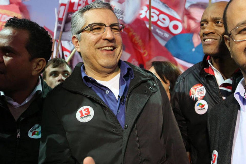 Suplicy carrega Padilha nos ombros durante evento em SP