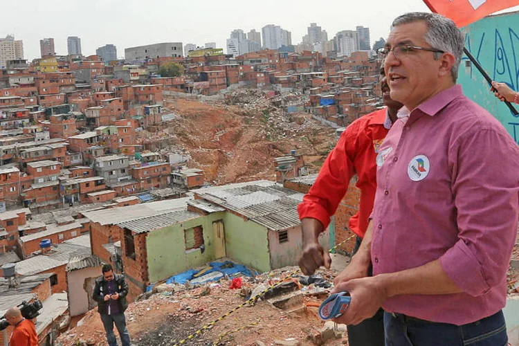 
	Padilha em Parais&oacute;polis: candidato entrou em casas e no com&eacute;rcio local
 (Paulo Pinto/Analítica)