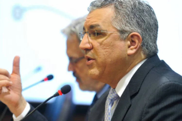 
	Ministro da Sa&uacute;de, Alexandre Padilha: o&nbsp;ministro enfatizou que o governo tamb&eacute;m trabalha para divulgar o programa entre os m&eacute;dicos brasileiros, que ser&atilde;o priorit&aacute;rios no preenchimento das vagas.
 (Elza Fiúza/ABr)