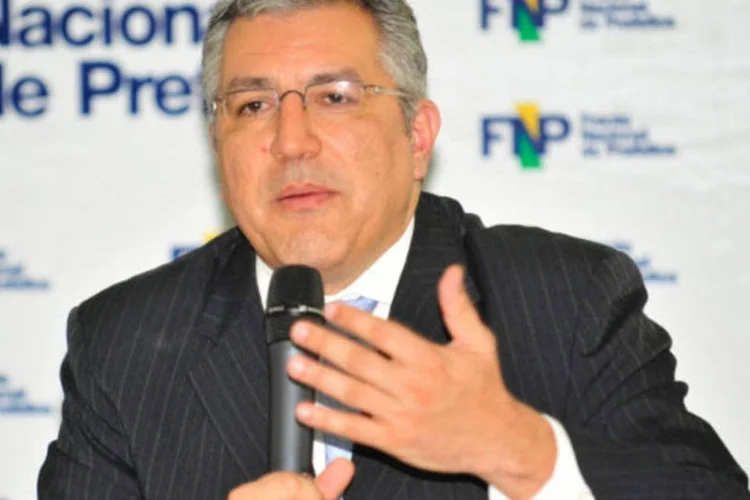 
	O ministro da Sa&uacute;de, Alexandre Padilha: projeto de lei tem sido criticado por profissionais de v&aacute;rias categorias n&atilde;o m&eacute;dicas da &aacute;rea da sa&uacute;de, que consideram o Ato M&eacute;dico um retrocesso
 (Elza Fiúza/ABr)