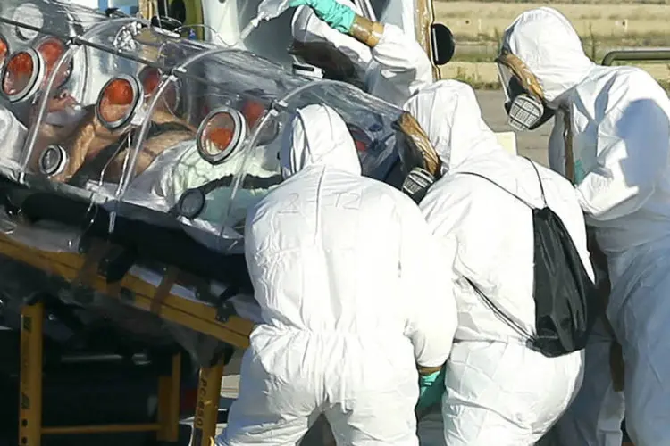 Primeiro europeu infectado com ebola, o padre espanhol Miguel Pajares, é levado de volta a Espanha para ser tratado (REUTERS/Ministry of Defence/Handout via Reuters)