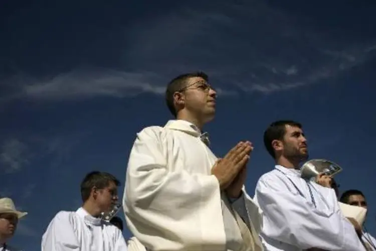 Religiosos participam de celebração de beatificação na base militar de Armilla, nos arredores de Granada, Espanha (Jorge Guerrero/AFP)