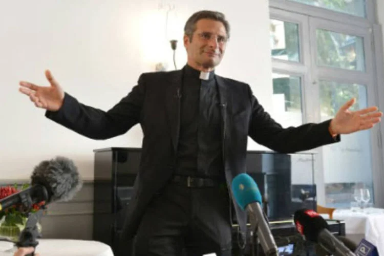 
	Krzysztof Charamsa:&quot;A Igreja mata os gays com sua posi&ccedil;&atilde;o retr&oacute;grada, com sua nega&ccedil;&atilde;o e com seu desprezo&quot;
 (Tiziana Fabi / AFP)