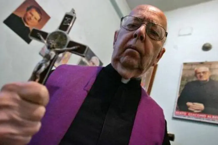 Padre: associação é formada por 250 exorcistas presentes em trinta países (Giulio Napolitano/AFP)