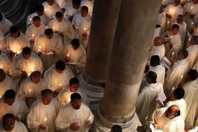 Padres assistem a uma missa na Basílica do Santo Sepulcro, em Jerusalém (Gali Tibbon/AFP/AFP)