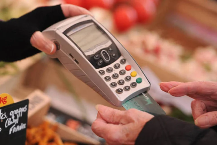 
	Pagamentos com cart&atilde;o: dos dez setores pesquisados, tr&ecirc;s tiveram maior influ&ecirc;ncia sobre o resultado: alimenta&ccedil;&atilde;o (1,18%), sa&uacute;de (0,7%) e despesas pessoais (0,41%)
 (Pascal Le Segretain/Getty Images)