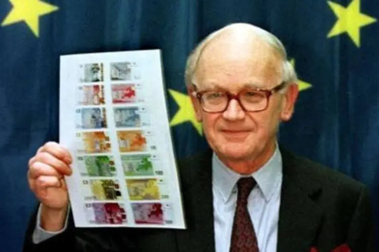 
	Foto de arquivo de Alexandre Lamfalussy, em 1996, com c&oacute;pia das notas do euro
 (REUTERS/Arnd Wiegmann)
