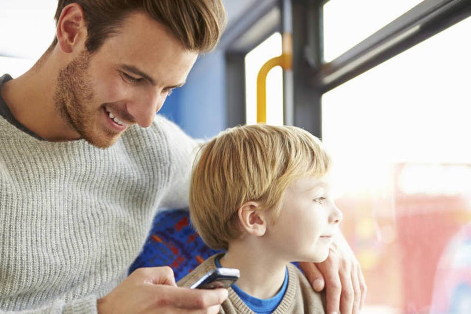 Pais que usam smartphones interagem menos com seus filhos