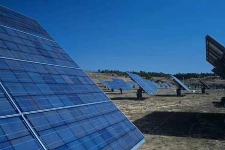 Painéis solares na Espanha: o modelo de economia verde inclui a expansão do uso de energias renováveis (Santiago Barrio/Getty Images)