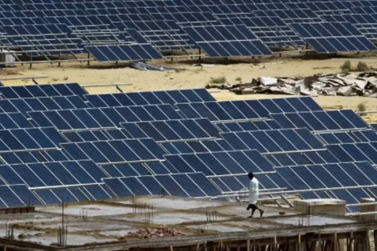 
	Pain&eacute;is solares: esta primeira fase contar&aacute; com 500 mil espelhos curvados alinhados em 800 fileiras sobre uma superf&iacute;cie de 450 hectares
 (Money Sharma/AFP)