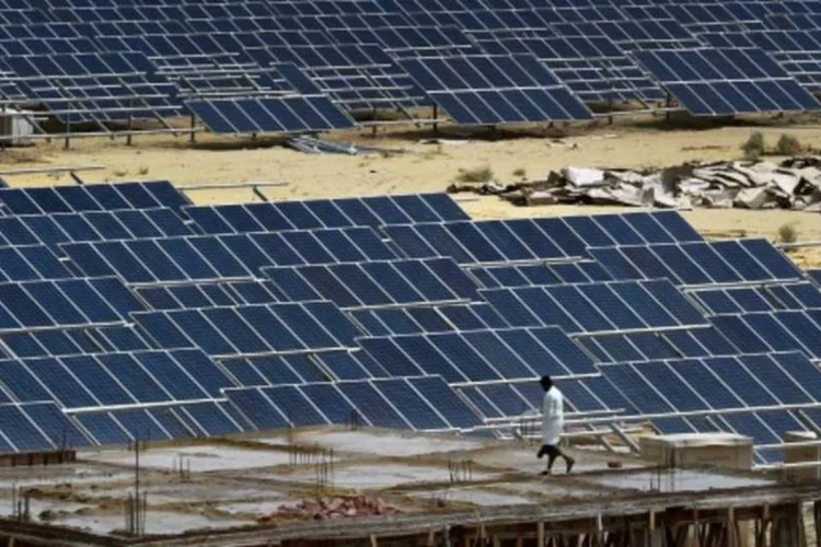 Painéis solares são vistos em Bhadla, Índia (Money Sharma/AFP)