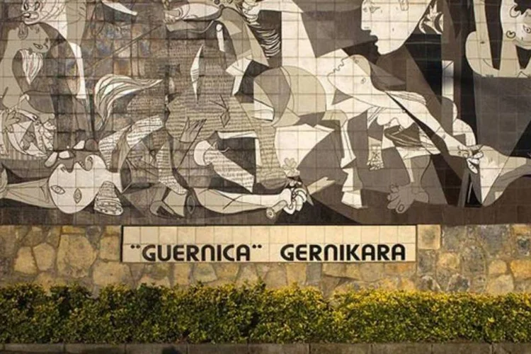 
	Painel de azulejos imita o quadro &quot;Guernica&quot;: a exposi&ccedil;&atilde;o pretende redefinir os par&acirc;metros conceituais e hist&oacute;ricos de um per&iacute;odo fundamental do s&eacute;culo XX
 (Papamanila via Wikimedia Commons)
