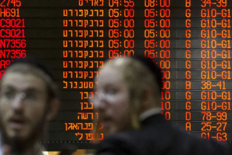 Painel de voos no aeroporto Ben Gurion: milhares estão sem poder entrar ou sair de Israel (Siegfried Modola/Reuters)