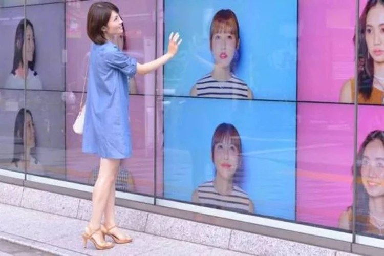
	Um painel gigante, desenvolvido pela Dentsu Tokyo, conta com mais de 10 rostos de modelos maquiadas
 (Reprodução/Vimeo)