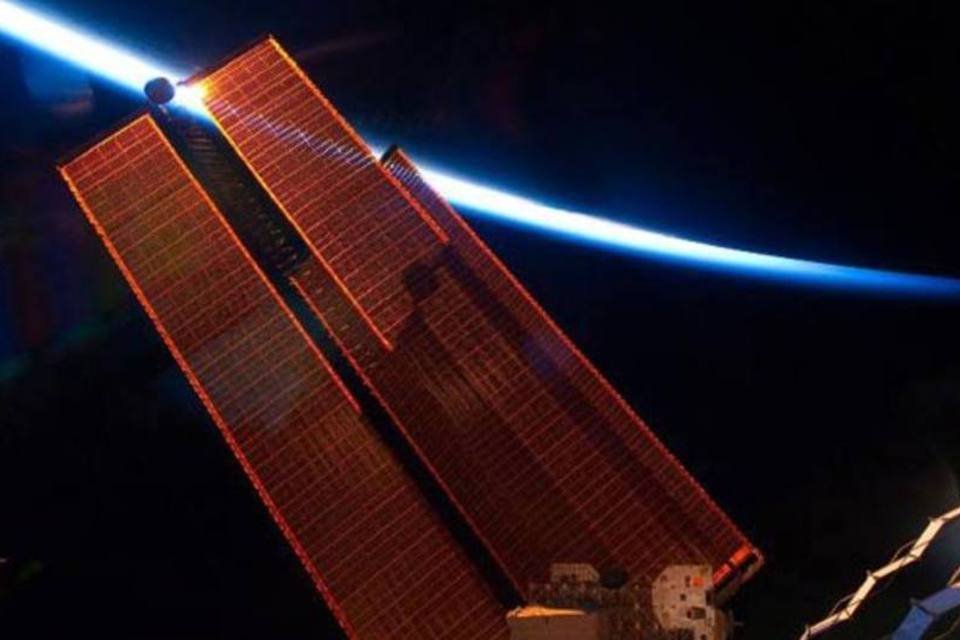 Cápsula Dragon chega à ISS com equipamentos