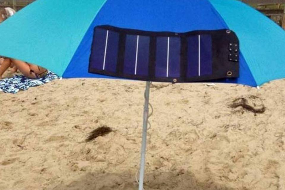 Que tal recarregar o celular no guarda-sol de praia?