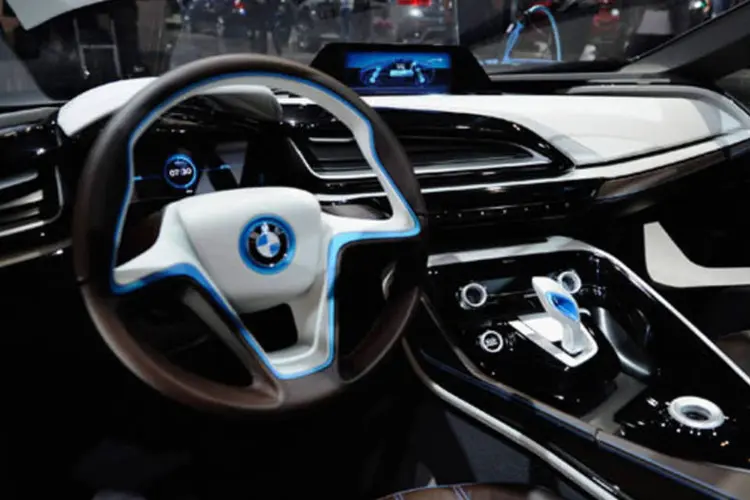 
	Painel da BMW: ao inv&eacute;s de simplesmente produzir hardware de transporte &ldquo;precisamos entrar no setor de servi&ccedil;os de forma mais ampla&rdquo;, diz a BMW
 (Getty Images)