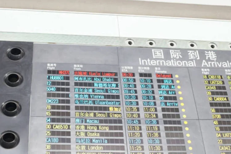 Painel do aeroporto de Pequim: grande operação internacional por mar e ar, na qual também contribuem os Estados Unidos, procura restos da aeronave em águas próximas ao sul do Vietnã (Xiao Lu Chu/Getty Images)