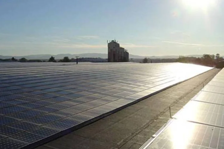 Enquanto o custo da energia solar vem declinando, os custos da energia nuclear aumentaram nos últimos oito anos. (.)