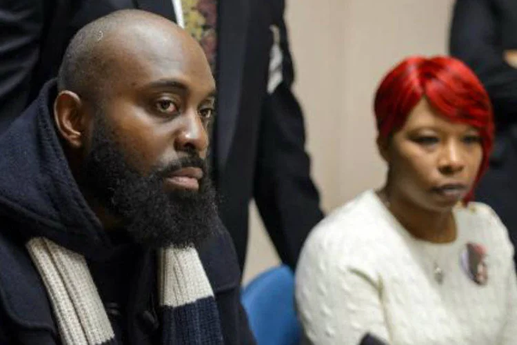 
	Pais do jovem Michael Brown, morto por um policial em Ferguson: o epis&oacute;dio serviu para que voltassem a ser debatidas as atuais rela&ccedil;&otilde;es raciais nos EUA
 (AFP/ Fabrice Coffrini)