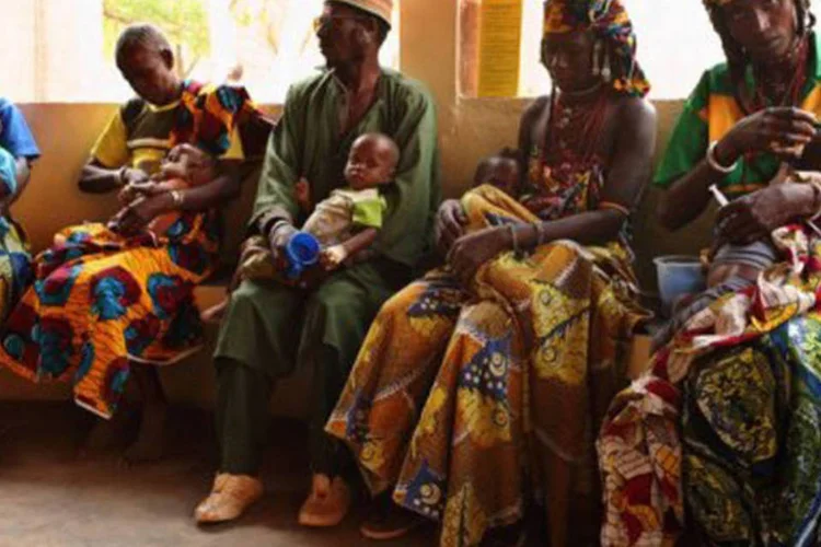 Pais de crianças desnutridas as alimentam com leite especial em um hospital dirigido por uma ONG em Diapaga,300 km a nordeste de Uagadugu, em Burkina Faso, março de 2012 (©AFP/Arquivo / Raphael de Bengy)