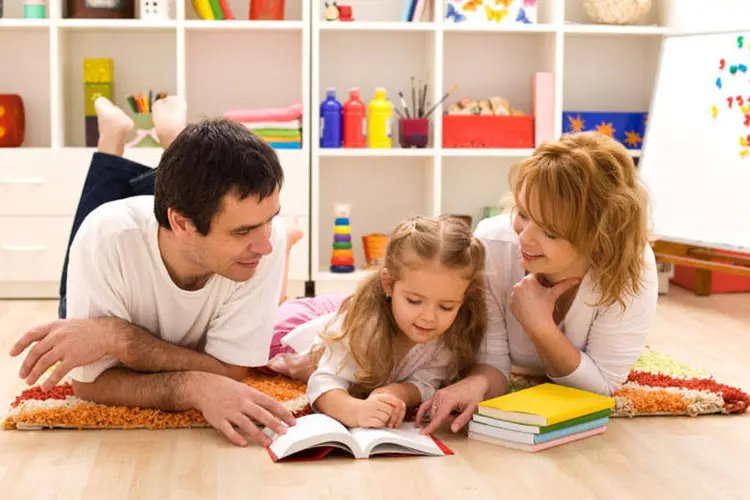 Família: entre os pais que não eram alfabetizados aos 15 anos, 23,6% dos filhos também não eram na mesma idade (Thinkstock)
