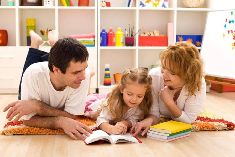 Família: entre os pais que não eram alfabetizados aos 15 anos, 23,6% dos filhos também não eram na mesma idade (Thinkstock)
