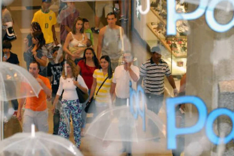 
	Consumidores em shopping de Bras&iacute;lia antes do Dia dos Pais: de acordo a Serasa, a desacelera&ccedil;&atilde;o no ritmo de crescimento revela que o consumidor est&aacute; mais cauteloso
 (Renato Araújo/ABr)