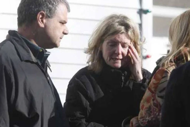 Pais de alunos do lado de fora da escola Sandy Hook, onde ocorreu o incidente: ao menos 18 crianças morreram (REUTERS/Michelle McLoughlin)