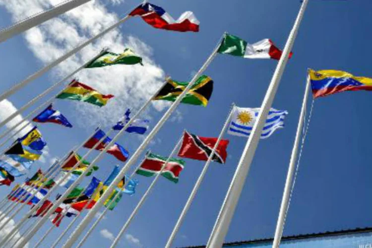 Bandeiras de países que compõem a Celac: órgão celebra sua terceira cúpula em Belén, Costa Rica (Ezequiel Becerra/AFP)