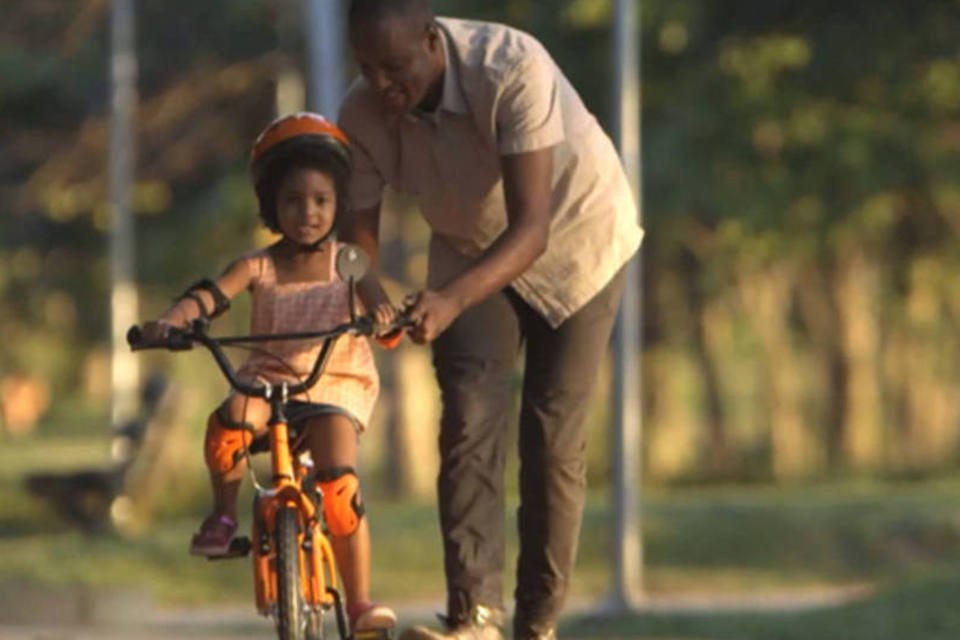 Trecho de Empurrãozinho de Pai: vídeo traz depoimentos de homens contando como seus pais os ensinaram a andar de bicicleta e, de repente, hoje se veem no lugar deles (Reprodução)