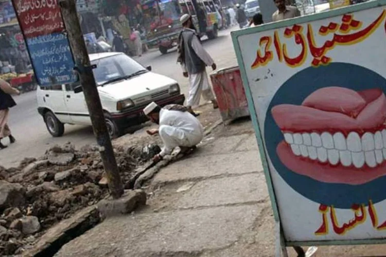 A Polícia isolou a região do ataque em Peshawar, cidade próxima às áreas tribais fronteiriças com o Afeganistão e que é cenário frequentes de atentados (Getty Images)