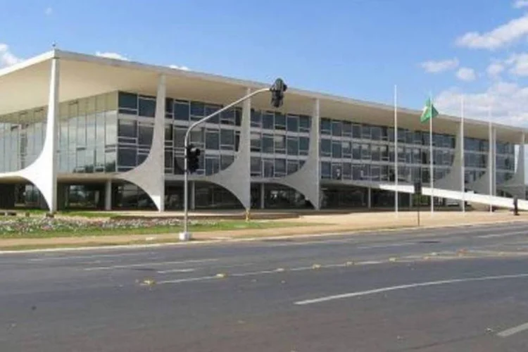 
	Pal&aacute;cio do Planalto: Presidente Dilma Rousseff convocou ministros que coordenam o governo para ficarem de prontid&atilde;o neste domingo (15)
 (.)